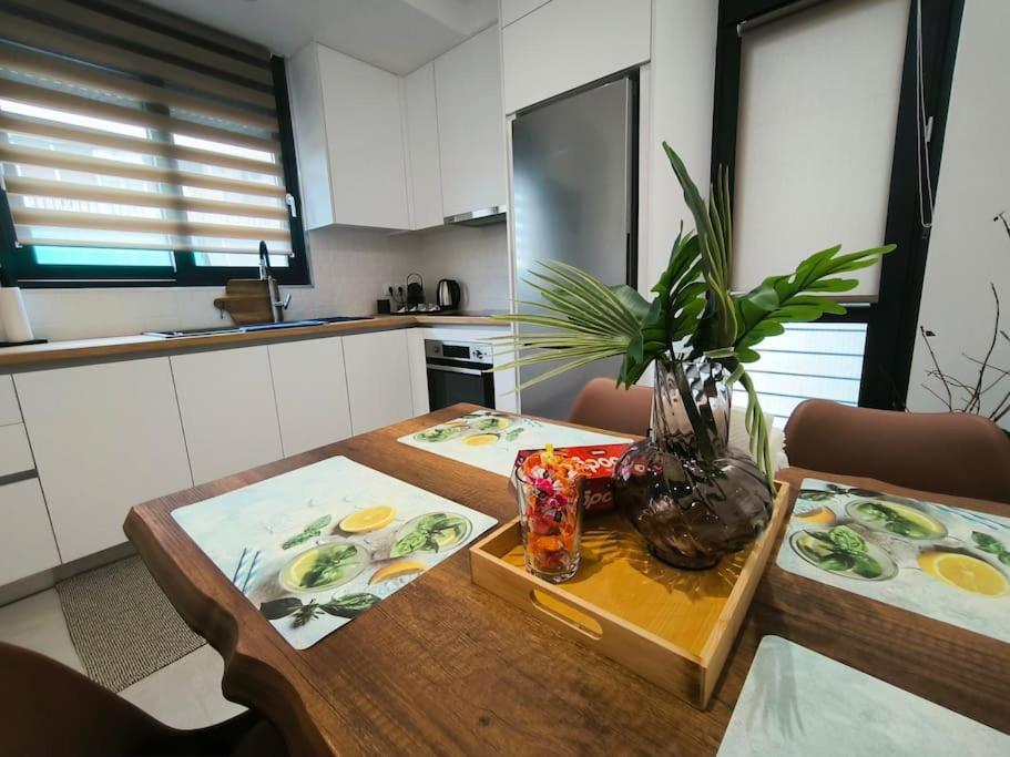 Floral Home 2 - 1St Floor Apt With Private Parking! Atenas Exterior foto