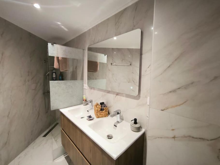 Floral Home 2 - 1St Floor Apt With Private Parking! Atenas Exterior foto